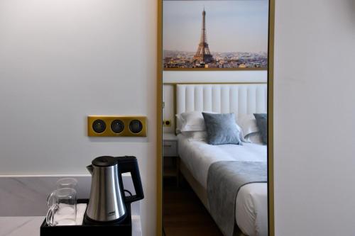 Ένα ή περισσότερα κρεβάτια σε δωμάτιο στο Hôtel des Deux Avenues