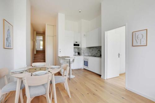 une cuisine et une salle à manger avec une table et des chaises dans l'établissement Charming Apartment -2BR-6P- Nogent-sur-Marne, à Nogent-sur-Marne