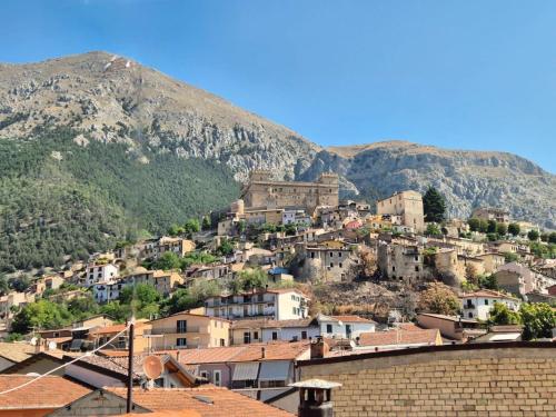 a town on a hill with mountains in the background at La casa di Athina in Celano