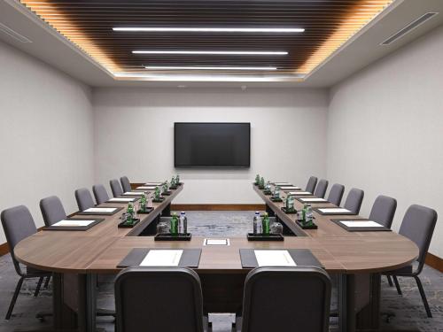 a large conference room with a large table and chairs at Swissotel Uludag Bursa in Bursa