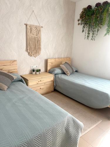 two beds sitting next to each other in a bedroom at Vivienda Rural Casa Tavara in El Ojuelo