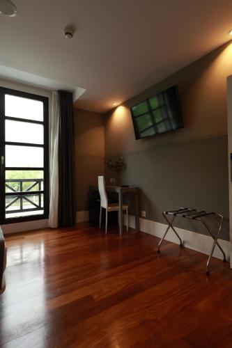 a living room with a table and a window at Hotel The Park Derio in Derio