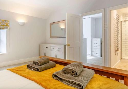 En eller flere senge i et værelse på Beautiful Country Cottage Set In A Stunning Woodland With Parking at 'The Old Cottage Farmhouse'