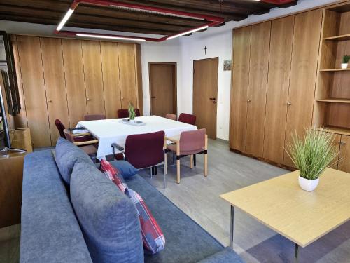 a conference room with a table and a couch and chairs at Ferienwohnung Marktblick in Pottenstein