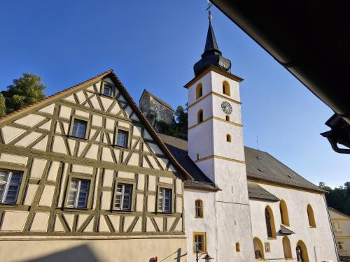 a building with a clock tower on top of it at Ferienwohnung Marktblick in Pottenstein