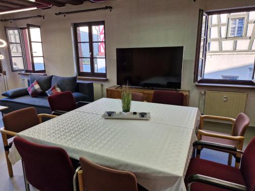 a meeting room with a table and a tv at Ferienwohnung Marktblick in Pottenstein