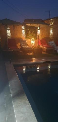 - une tente avec piscine la nuit dans l'établissement La maison Provençale avec Piscine, à Marseille