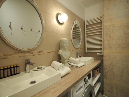 une salle de bain avec un lavabo et une machine à laver dans l'établissement Saint Germain Elegant ChicSuites, à Paris