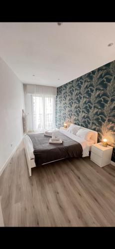 une chambre avec un grand lit avec un mur végétal dans l'établissement Umba with Love, à Nice