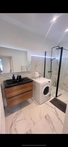 - une cuisine blanche avec un four micro-ondes et un évier dans l'établissement Umba with Love, à Nice