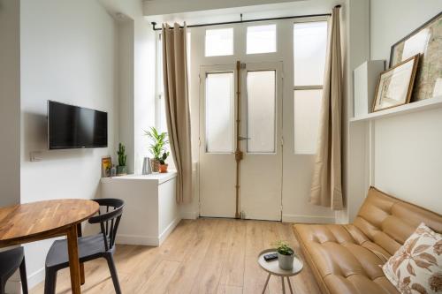 Μια τηλεόραση ή/και κέντρο ψυχαγωγίας στο Pristine Studio Apartment 5 Min to Sacre Coeur