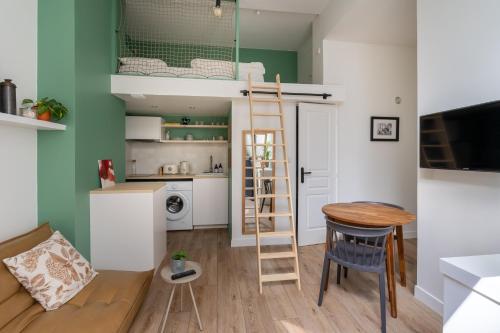 Η κουζίνα ή μικρή κουζίνα στο Pristine Studio Apartment 5 Min to Sacre Coeur
