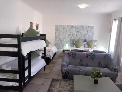 Postel nebo postele na pokoji v ubytování 19 On Kruger Apartments