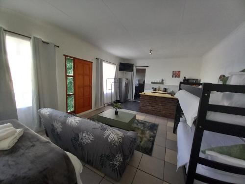 Postel nebo postele na pokoji v ubytování 19 On Kruger Apartments
