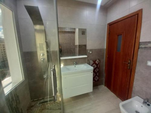 Un baño con lavabo, ducha e inodoro. en Beach Marina Center, en Tánger