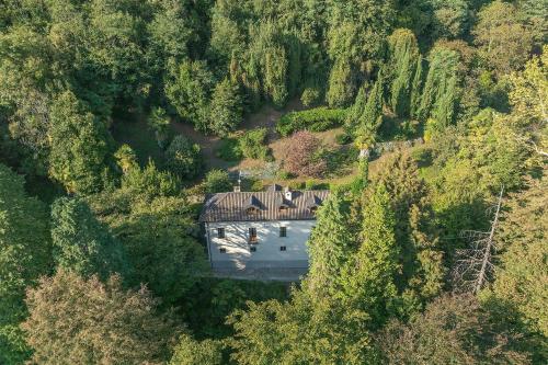 eine Luftaufnahme eines Hauses mitten in einem Wald in der Unterkunft Casa Giuliana casa con giardino privato in Orta San Giulio
