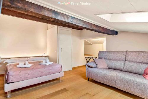 a bedroom with a bed and a couch at Lover's Lane 2, TerreMarine in Riomaggiore