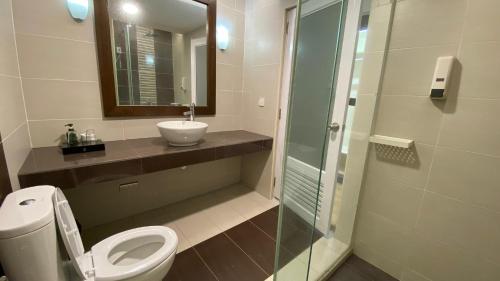 a bathroom with a toilet and a sink and a shower at BIDONG VIEW RESORT in Kuala Terengganu