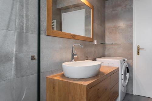 Alimos 2BR Apartment with Splendid Sea View by UPSTREET