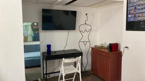 TV a/nebo společenská místnost v ubytování Room Saronno + B&B
