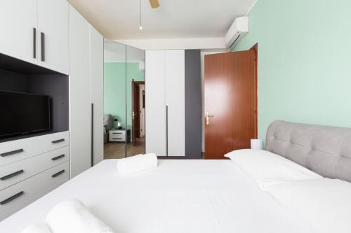 GuestHost - Corso Lodi Modern Apartment with Balcony