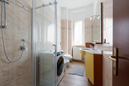 Ένα μπάνιο στο Corso Lodi Modern Apartment with Balcony