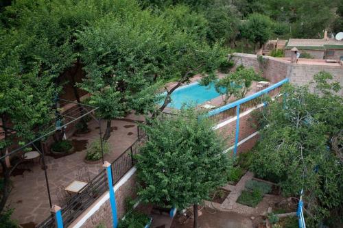 an overhead view of a swimming pool in a garden at Appartement maison dhôte in Marrakech