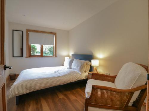 une chambre avec deux lits et une fenêtre dans l'établissement Yew Tree Cottage, à Dartford