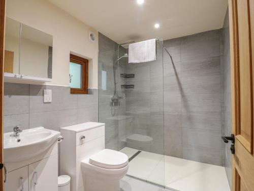 une salle de bains avec douche, toilettes et lavabo dans l'établissement Yew Tree Cottage, à Dartford