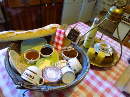 - un plateau de nourriture sur la table dans l'établissement Roulotte Tzigane au bord du ruisseau - Drôme Provençale (2p), à Marsanne