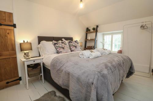 Postel nebo postele na pokoji v ubytování Bumblebee Cottage