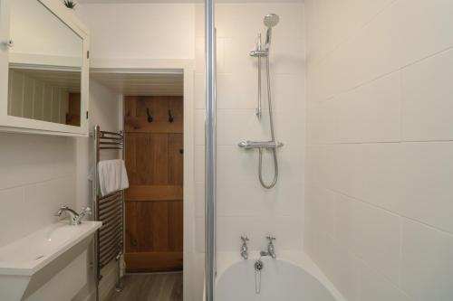 Koupelna v ubytování Bumblebee Cottage