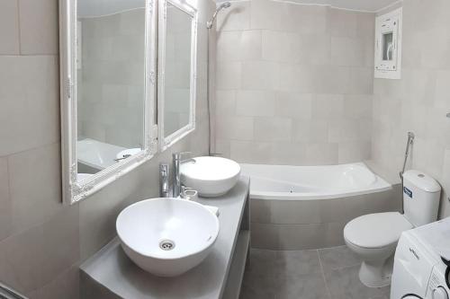 Ένα μπάνιο στο Villa Emeli - Close to Beaches & downtown