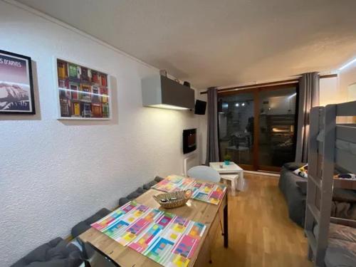 ein Wohnzimmer mit Sofa und Tisch in der Unterkunft Studio chaleureux à Villarembert, 22 m², proche des pistes in Villarembert