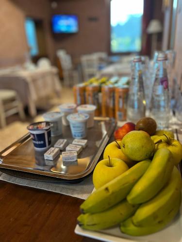 un plateau de fruits assis au-dessus d'une table dans l'établissement Villa Maria Luigia, à San Biagio di Callalta