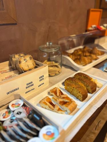 un buffet avec différents types de nourriture sur une table dans l'établissement Villa Maria Luigia, à San Biagio di Callalta