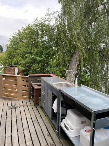 Balkón nebo terasa v ubytování Unique cabin on private island 35 min from Oslo