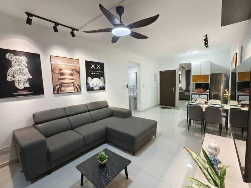 Χώρος καθιστικού στο Central Park Tampoi Larkin 2 Bedroom -New Bear Bricks Style