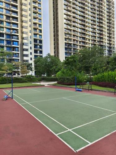Εγκαταστάσεις για τένις ή/και σκουός στο Central Park Tampoi Larkin 2 Bedroom -New Bear Bricks Style ή εκεί κοντά