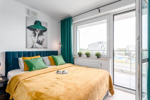 een slaapkamer met een groot bed en een raam bij Chill Apartments Pileckiego in Warschau