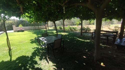 Сад в Aliki Serenity Cottage