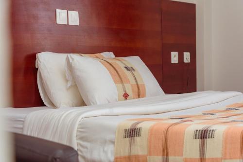 Кровать или кровати в номере Hôtel La Rose Blanche Korhogo