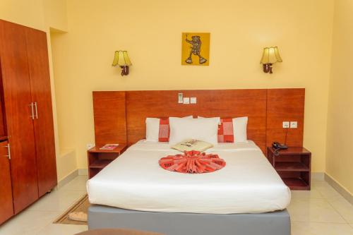 Кровать или кровати в номере Hôtel La Rose Blanche Korhogo