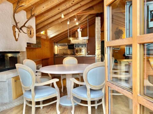 a dining room with a table and chairs at Appartamenti Forhotel in Livigno