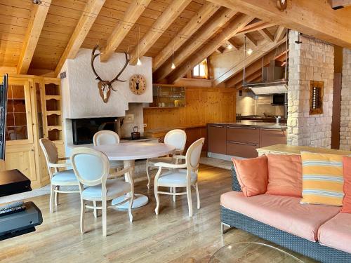 a kitchen and dining room with a table and chairs at Appartamenti Forhotel in Livigno