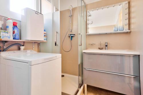 une petite salle de bain avec un lavabo et une douche dans l'établissement Cosy 1 BR Flat with balcony near La Croisette, à Cannes