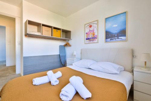 une chambre avec un lit avec des serviettes dessus dans l'établissement Cosy 1 BR Flat with balcony near La Croisette, à Cannes