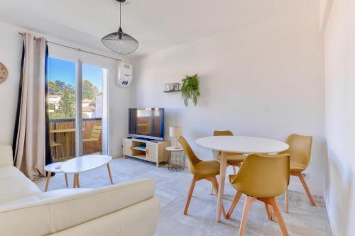 un salon avec une table et un canapé dans l'établissement Cosy 1 BR Flat with balcony near La Croisette, à Cannes