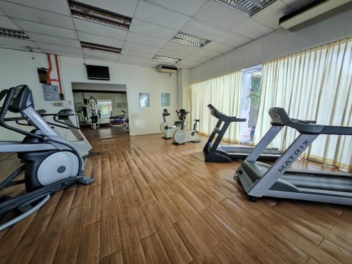 Fitness centrum a/nebo fitness zařízení v ubytování Costa Mahkota Relaxing View 2BR 5pax Town Area
