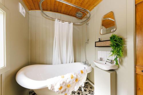 Bilik mandi di Beautifully Restored WW2 Carriage - Sleeps 6